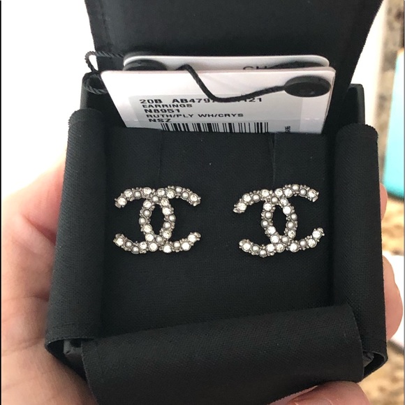 ❌SOLD❌ CHANEL 20B Ruthenium Crystal & Pearl Studs - Picture 4 of 11